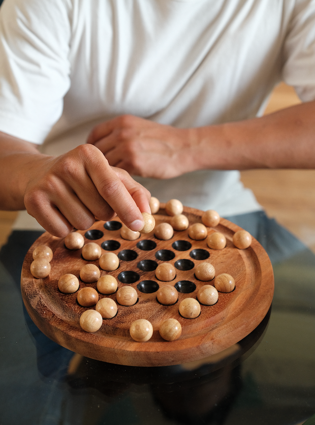 Jeu de Solitaire en bois Jeux Faugère – défi de logique intemporel, article du blog