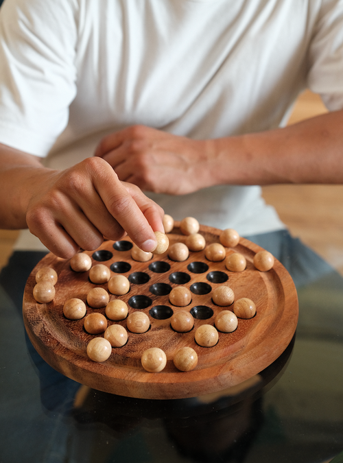 Jeu de Solitaire en bois Jeux Faugère – défi de logique intemporel, article du blog