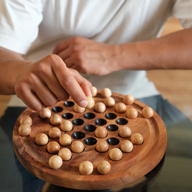 Le jeu du solitaire : un défi de logique au charme intemporel