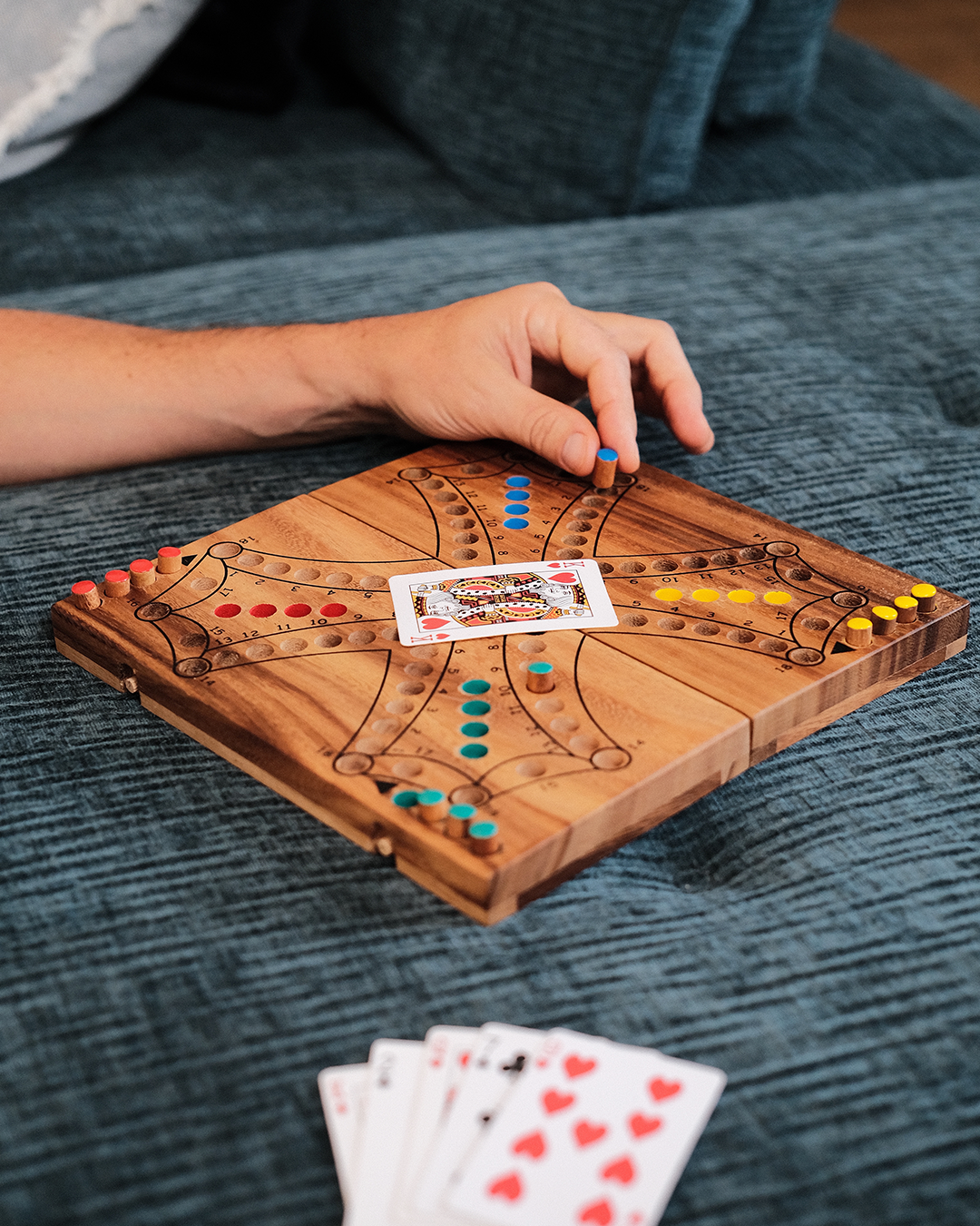 Le jeu de Tock : stratégie et convivialité en famille