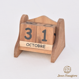 Calendrier perpétuel en bois Jeux Faugère posé en décoration sur une étagère