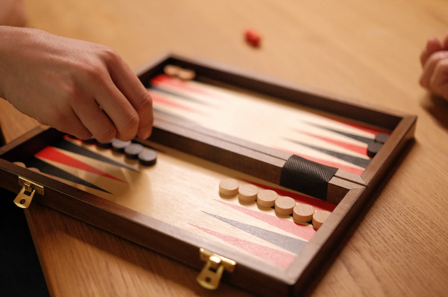 Découvrir le backgammon : règles, histoire et plaisir de jouer