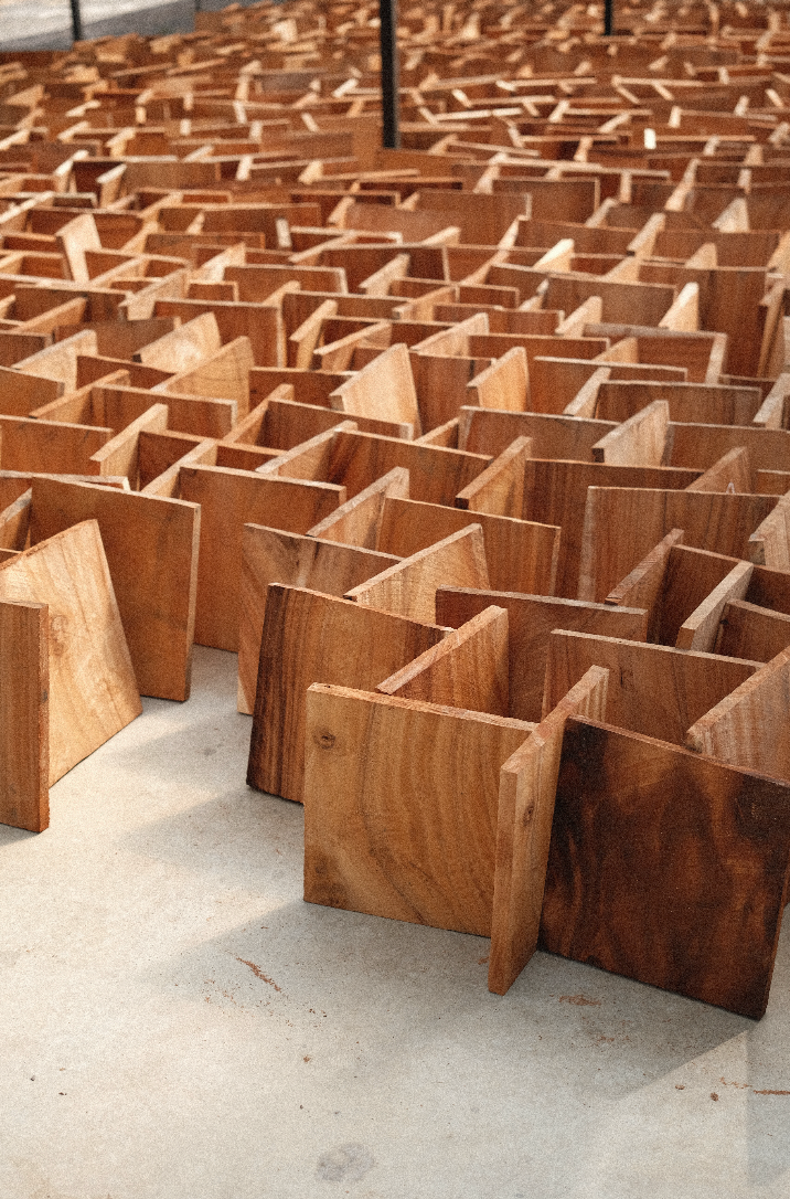 Planches de bois massif dressées pour le séchage à l'atelier