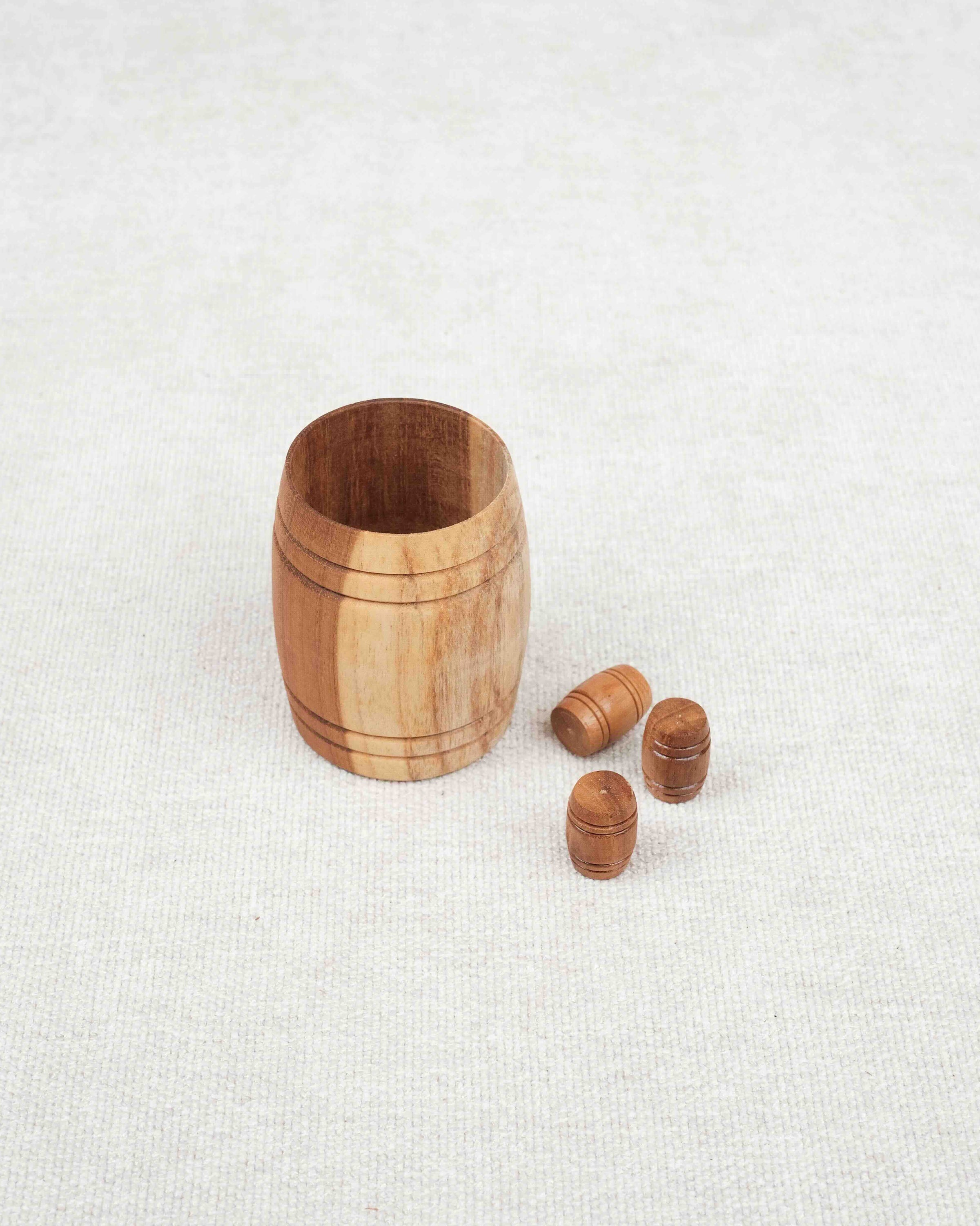 Jeu en bois Le Tonneau de Bacchus avec tonneau et mini barriques.