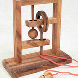 Structure en bois et anneau du casse-tête La souris et l’anneau – Jeux Faugère