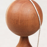 Vue rapprochée de la boule en bois avec ficelle