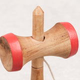 Kendama en bois Jeux Faugère – vue détaillée de la coupelle et du pic