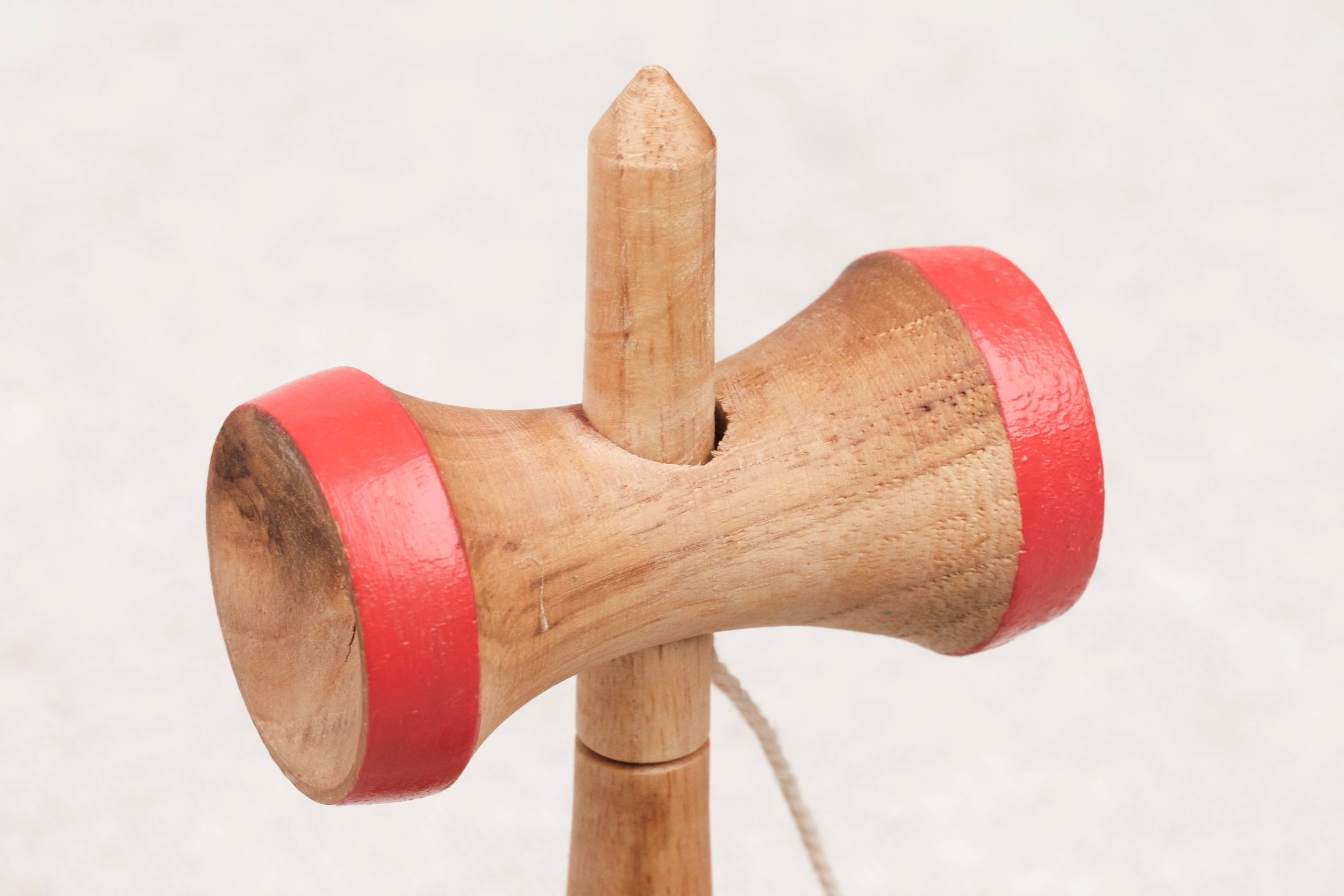 Kendama en bois Jeux Faugère – vue détaillée de la coupelle et du pic