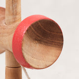 Kendama en bois posé sur une surface claire – Jeux Faugère