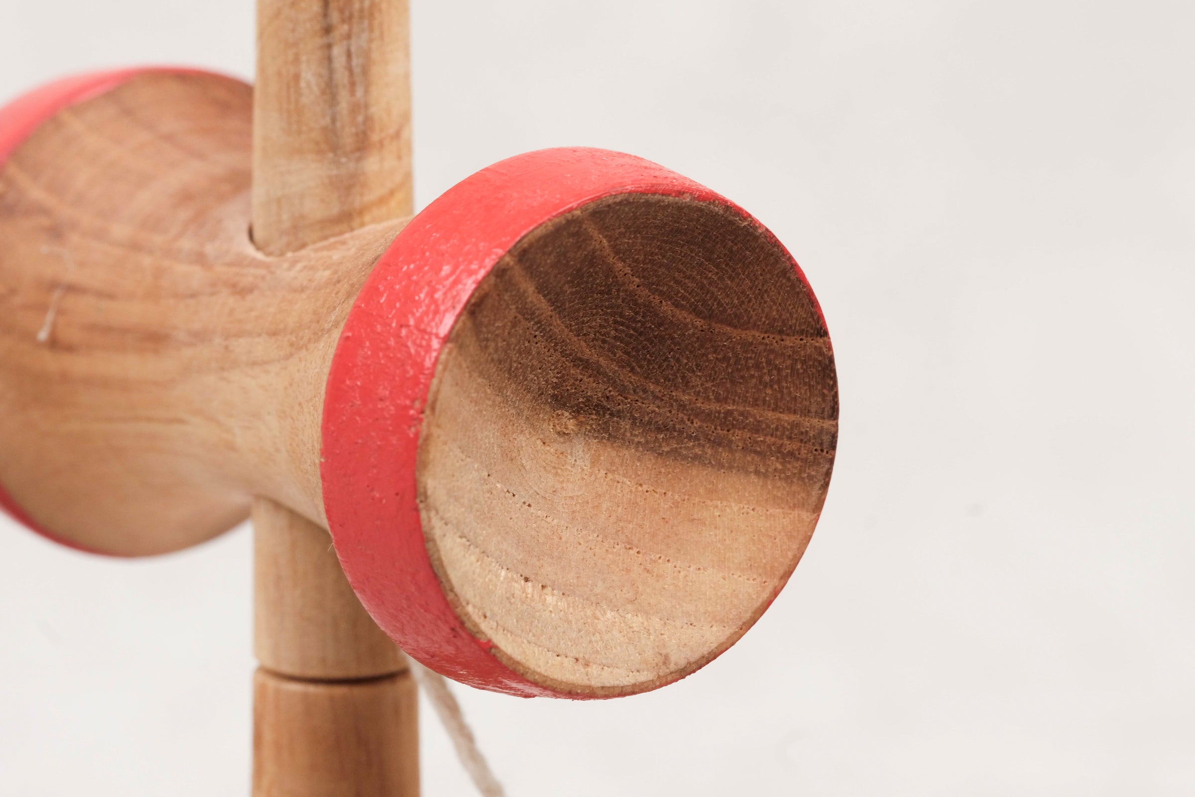 Kendama en bois posé sur une surface claire – Jeux Faugère