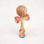 Kendama en bois naturel sur fond clair