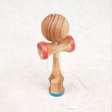 Kendama en bois naturel sur fond clair