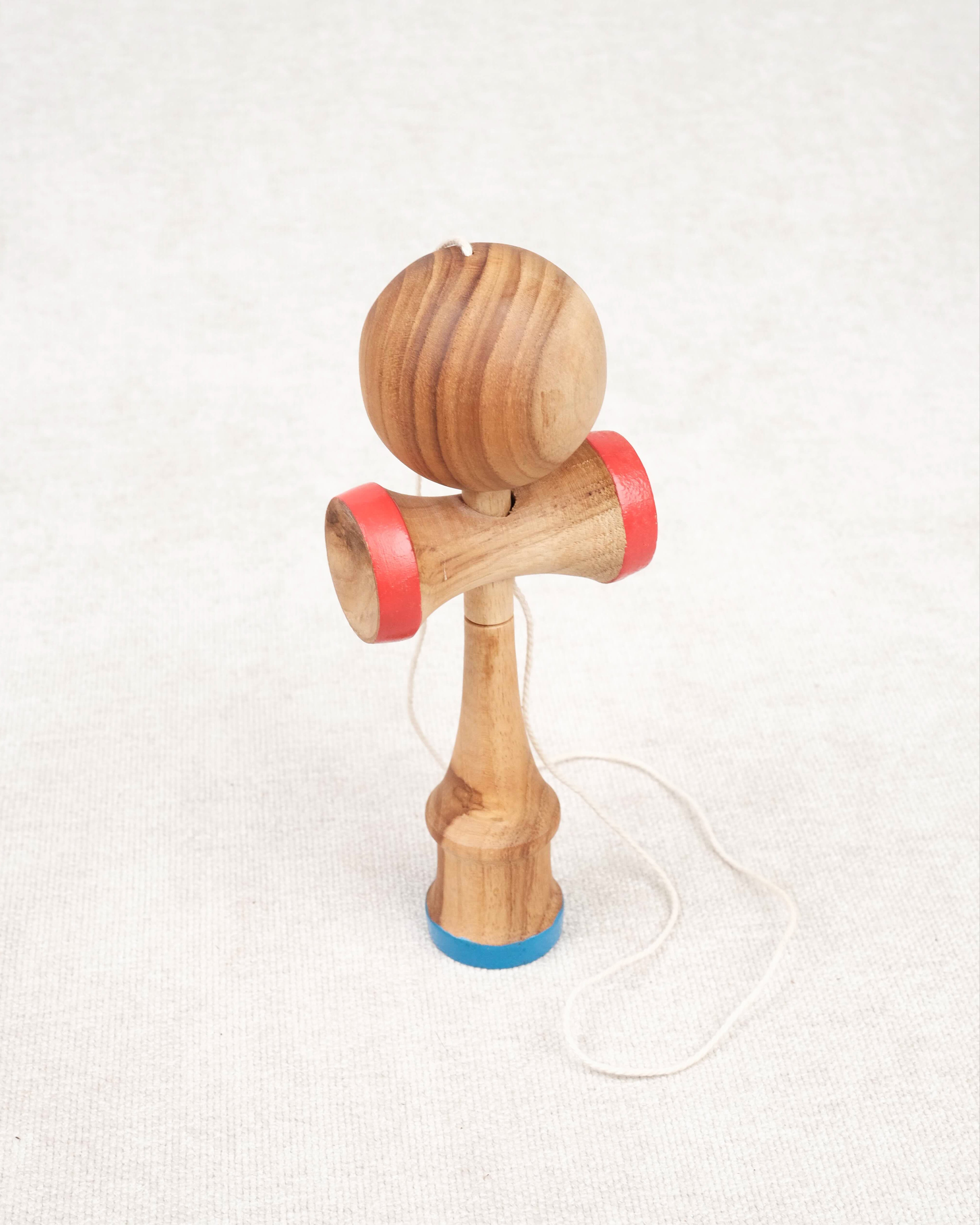 Kendama en bois naturel sur fond clair