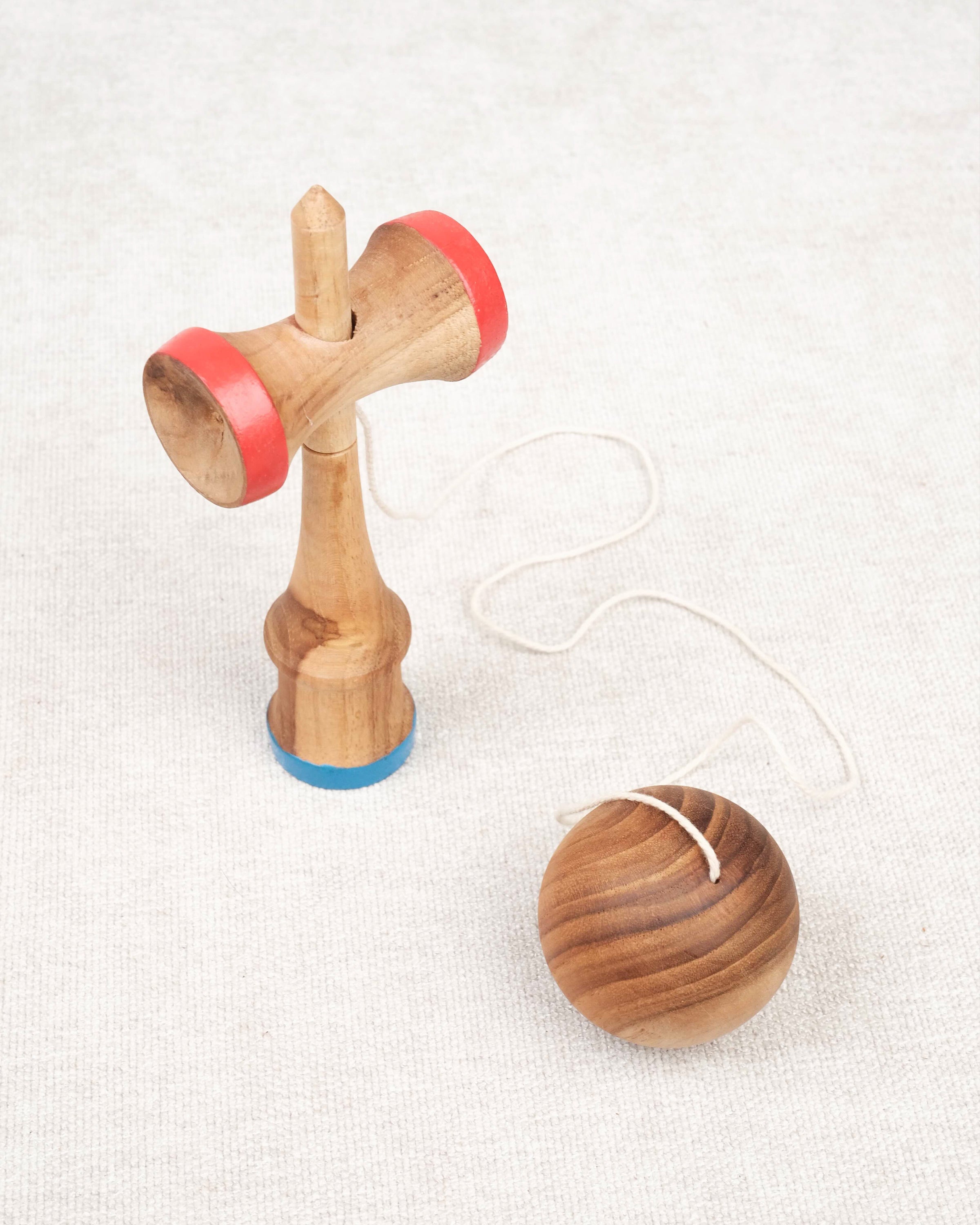 Comparatif entre le Kendama et le Bilboquet Goutte en bois – Jeux Faugère
