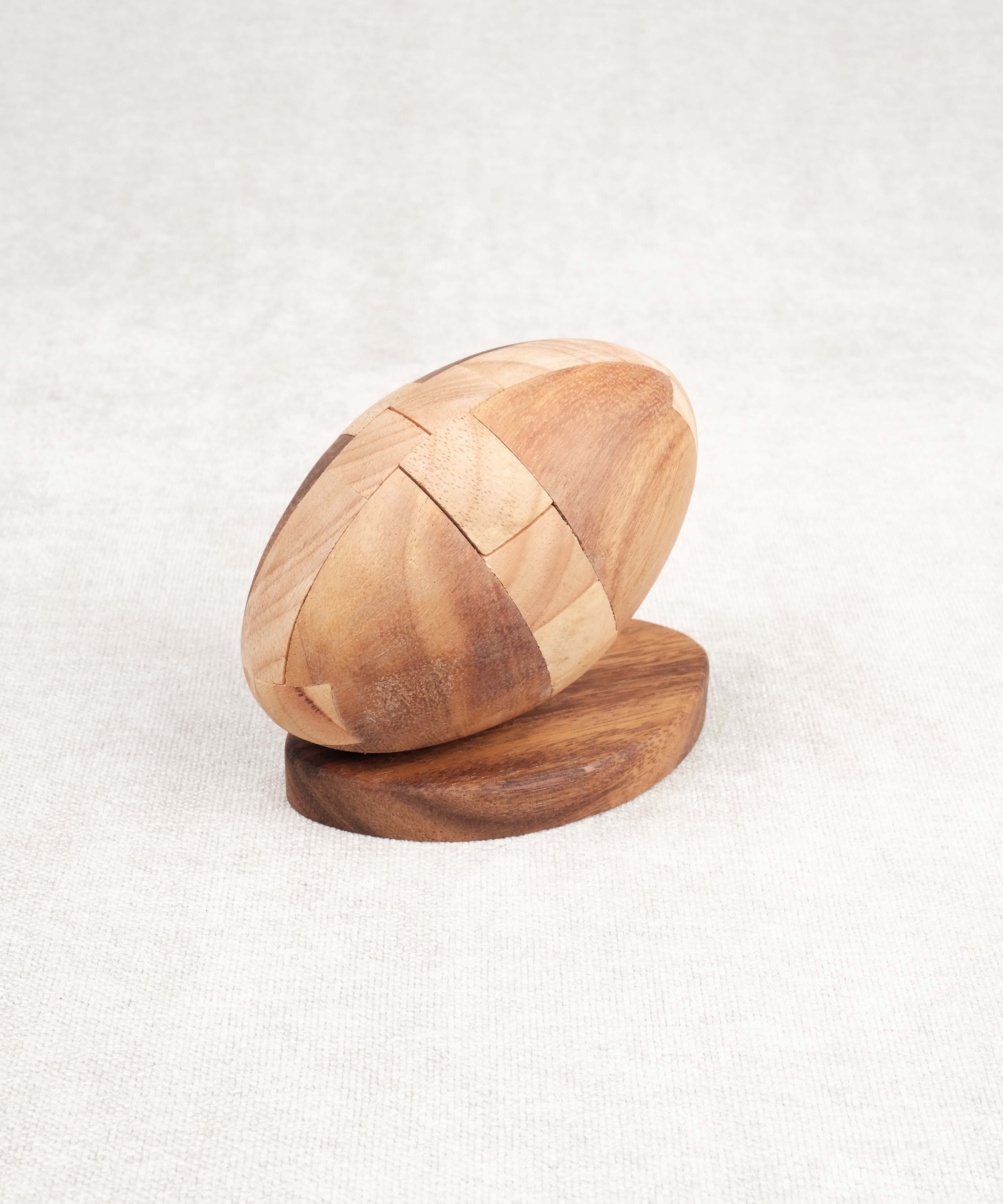 Casse-tête en bois Ballon de Rugby sur socle, modèle Deluxe, à démonter et remonter.