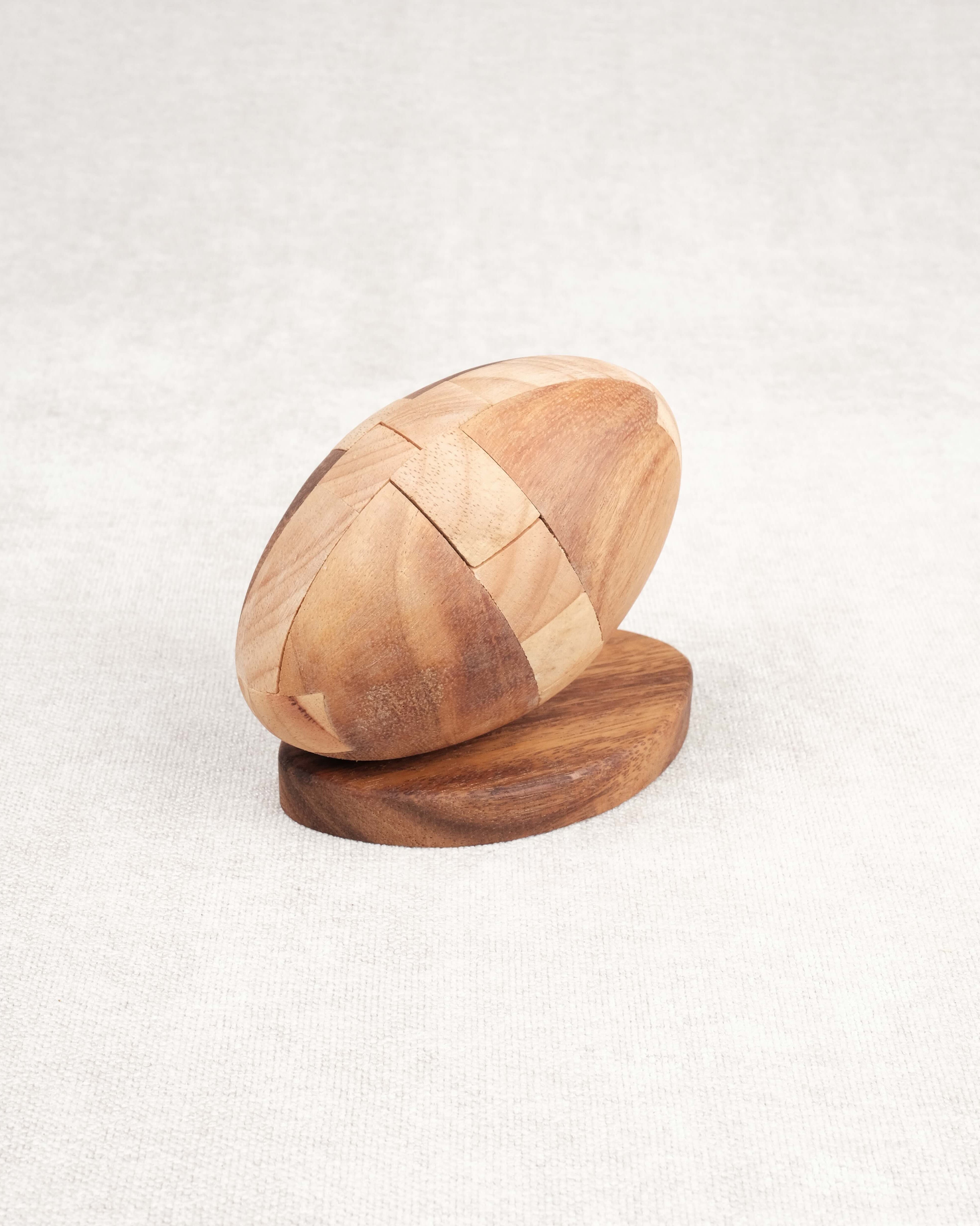Casse-tête en bois Ballon de Rugby sur socle, modèle Deluxe, à démonter et remonter.