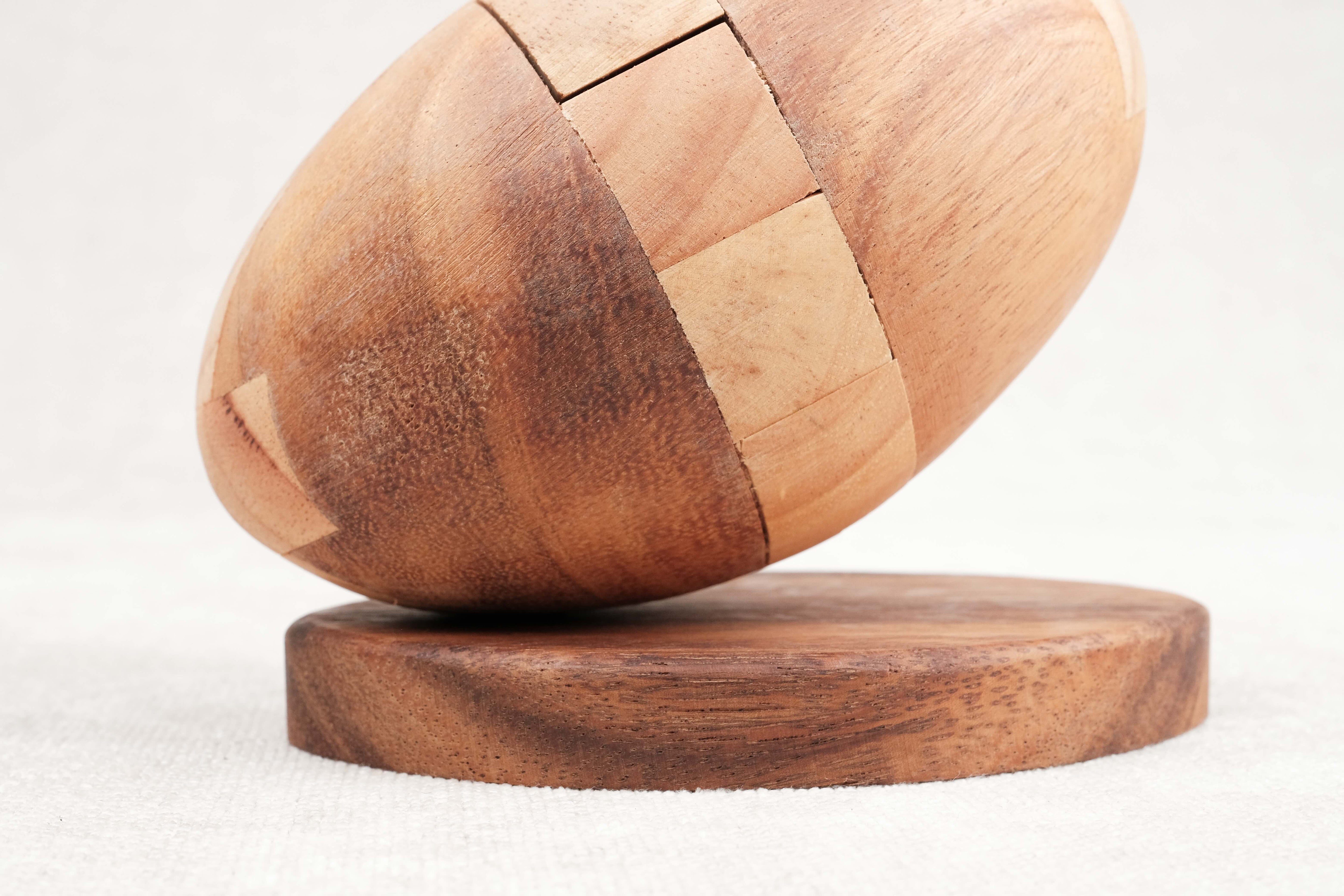 Vue latérale sur socle : Ballon de Rugby en bois monté sur son socle rond, modèle Deluxe.