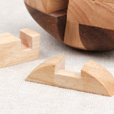 Vue pièces démontées : Pièces en bois du puzzle Ballon de Rugby prêtes à être assemblées.