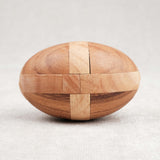 Vue latérale : Ballon de Rugby en bois taille M posé sans socle, modèle Deluxe.