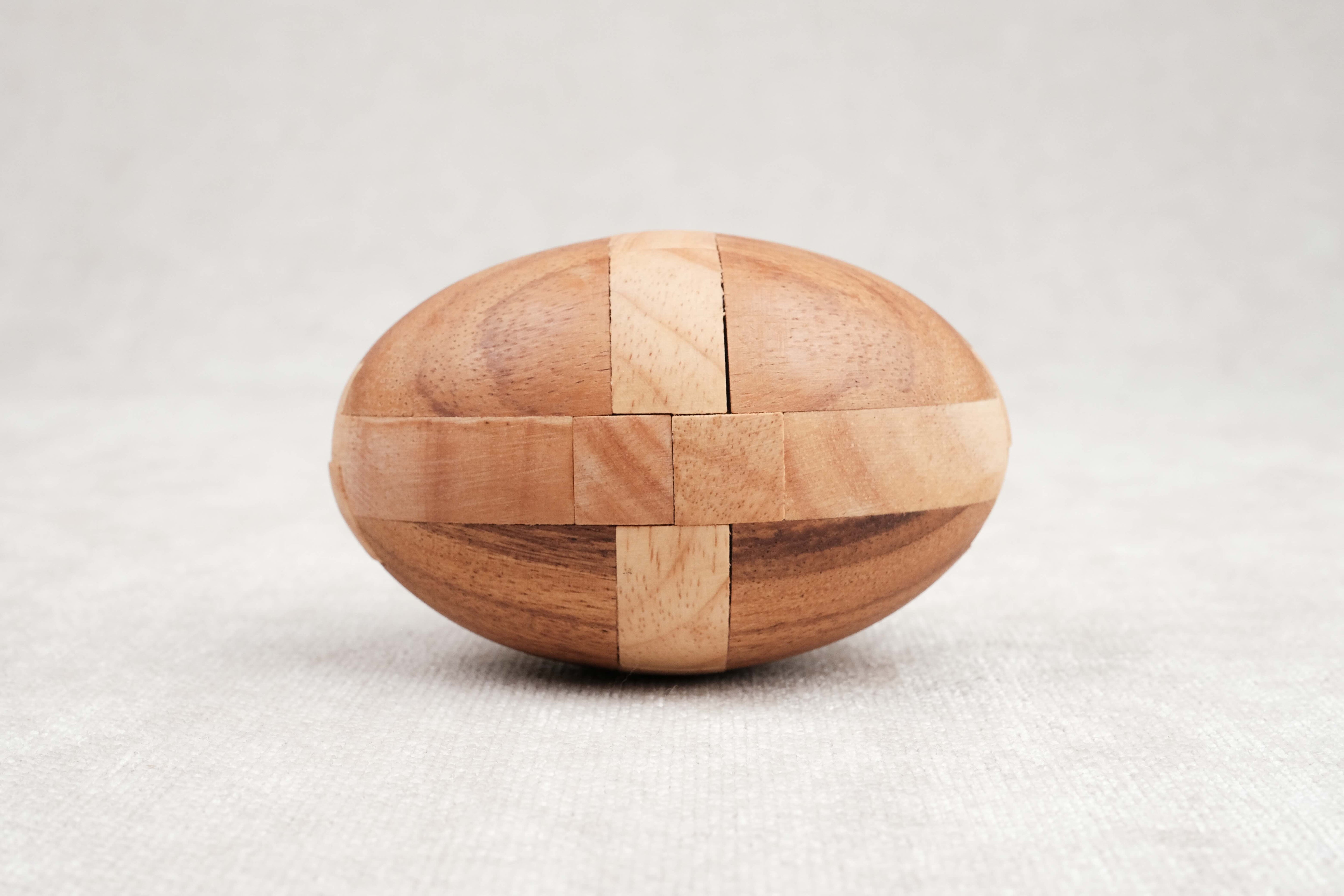 Vue latérale : Ballon de Rugby en bois taille M posé sans socle, modèle Deluxe.
