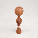 Bilboquet traditionnel en bois sur fond clair
