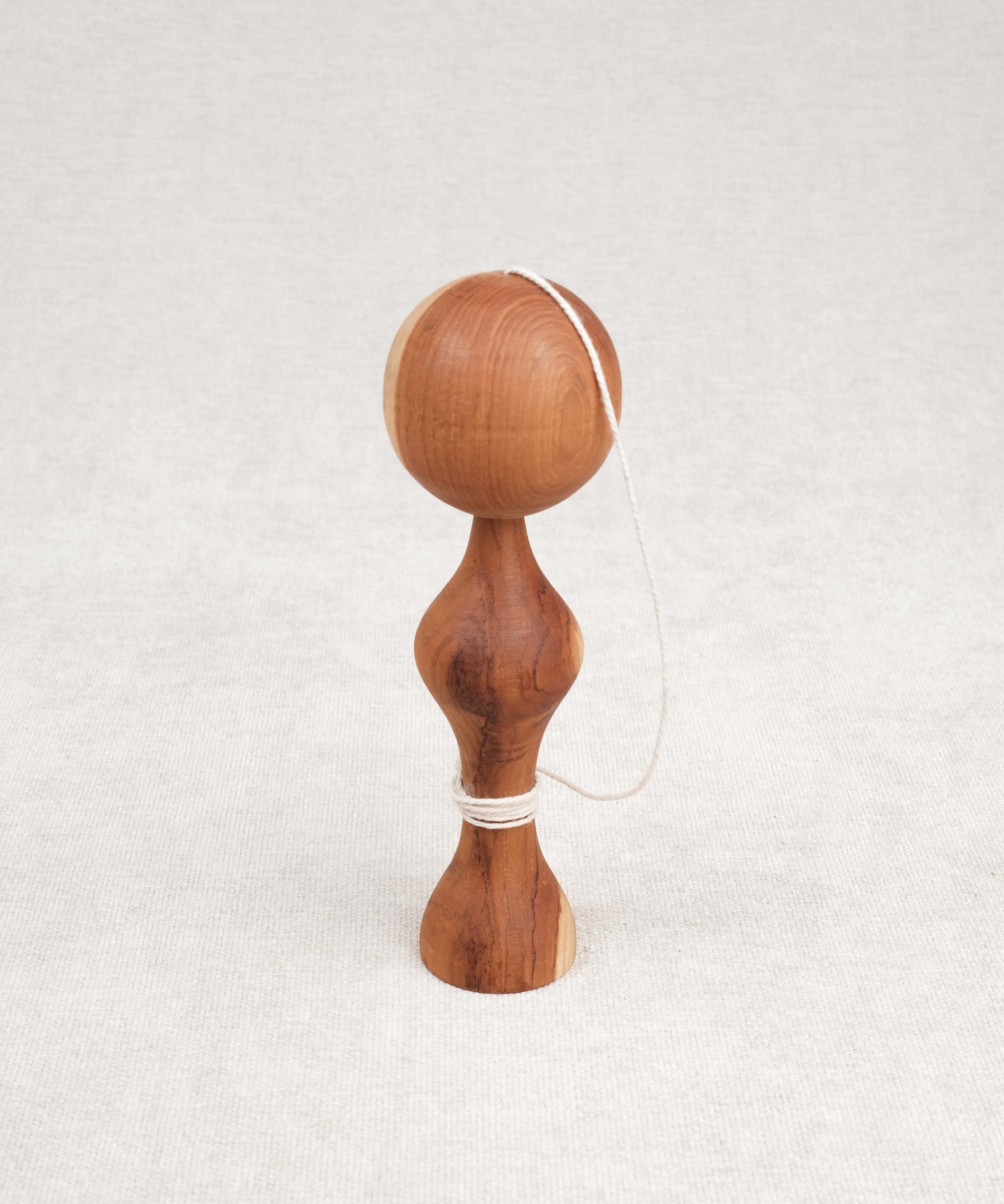 Bilboquet traditionnel en bois sur fond clair