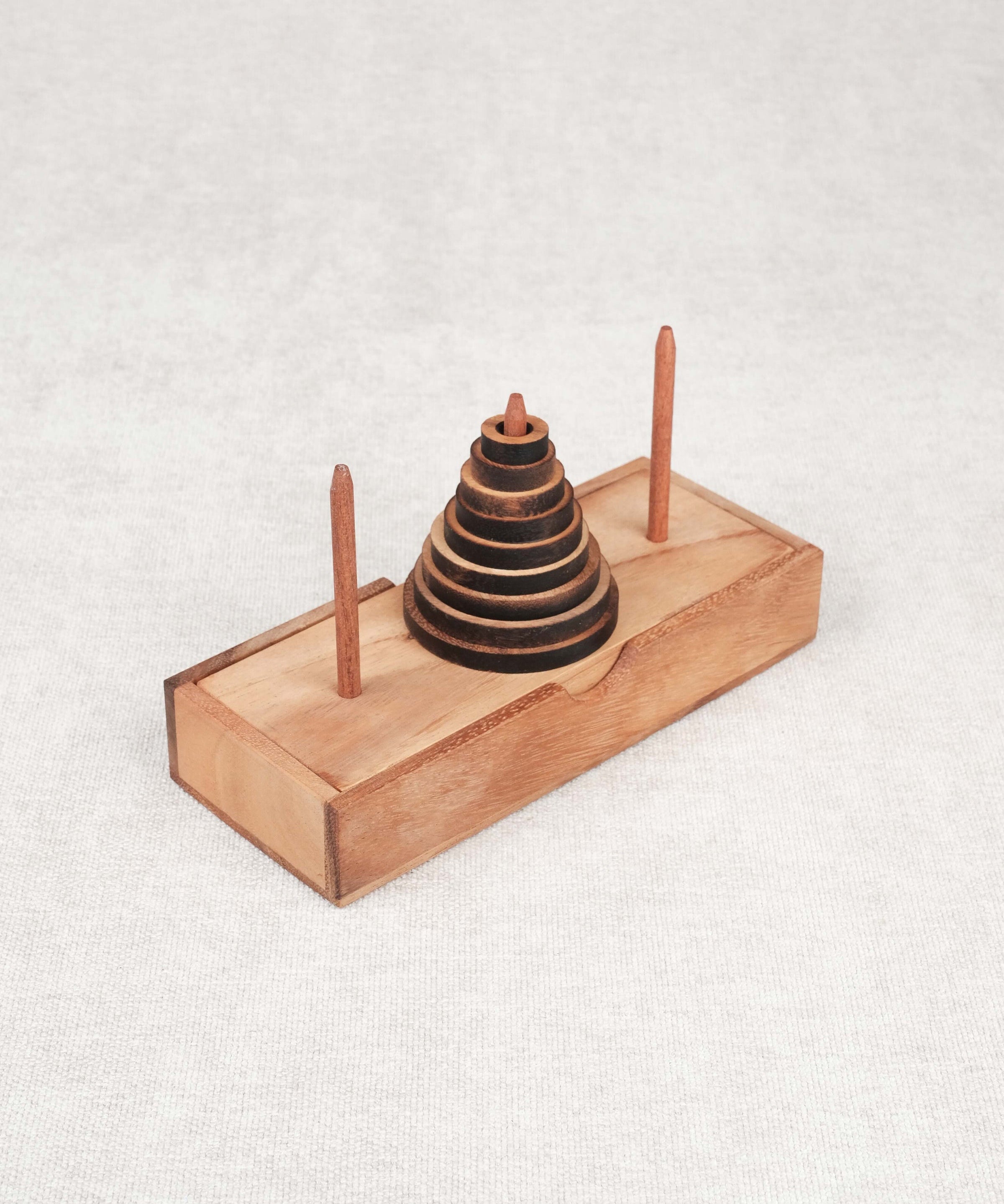 Casse-tête en bois La Tour de Hanoï monté sur son coffret – Jeux Faugère