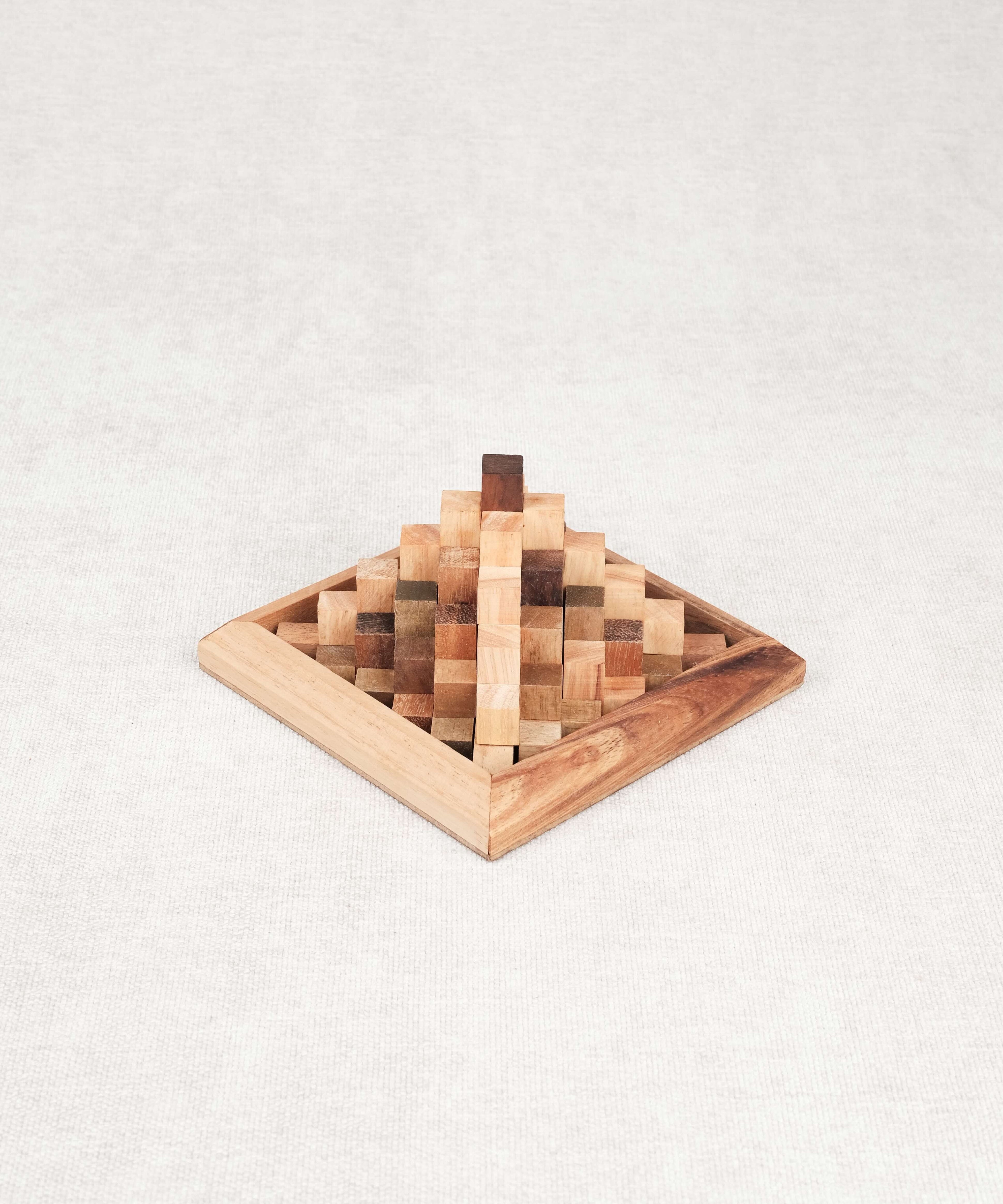 Photo du casse-tête La Grande Kheops entièrement reconstitué en forme de pyramide