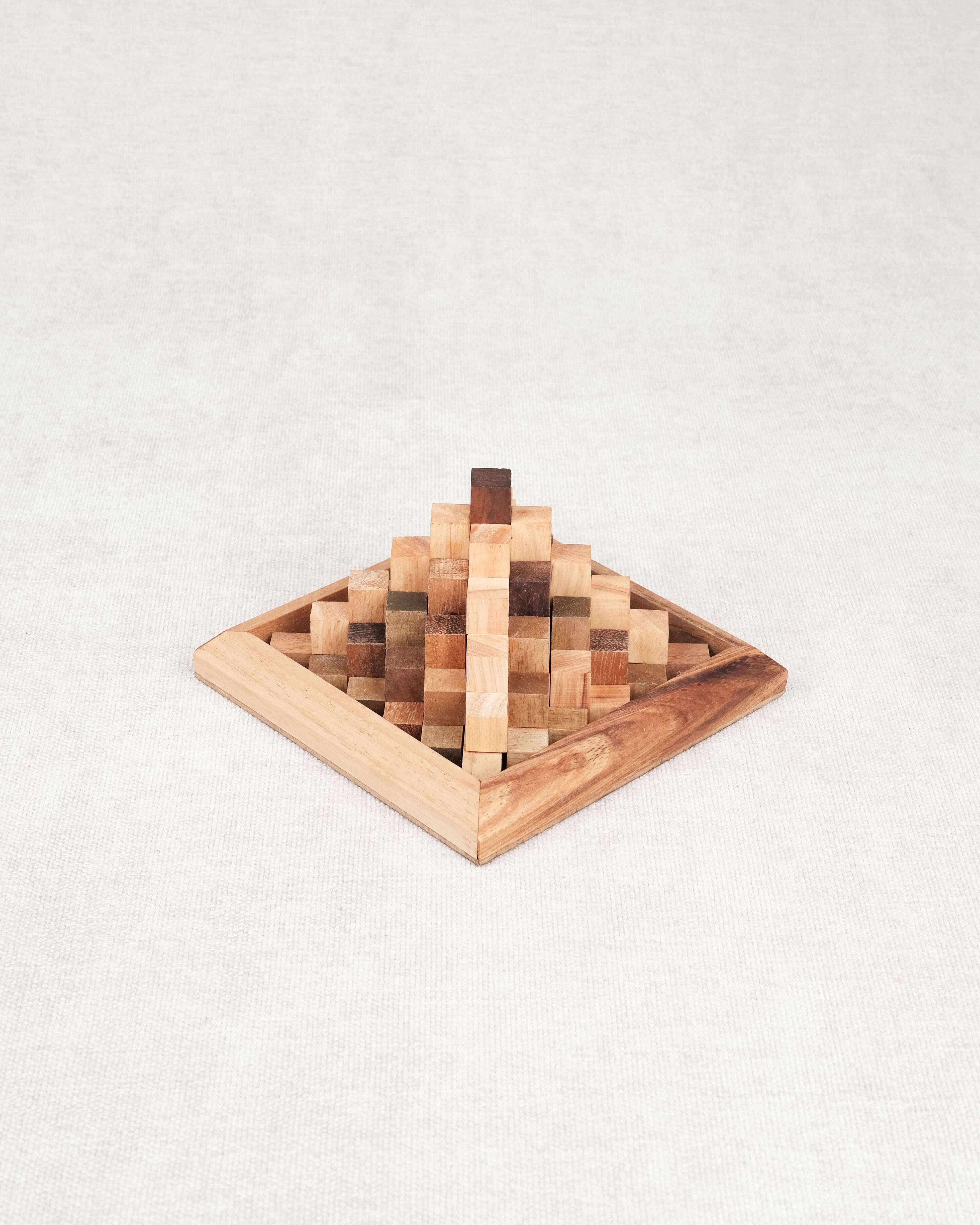 Photo du casse-tête La Grande Kheops entièrement reconstitué en forme de pyramide