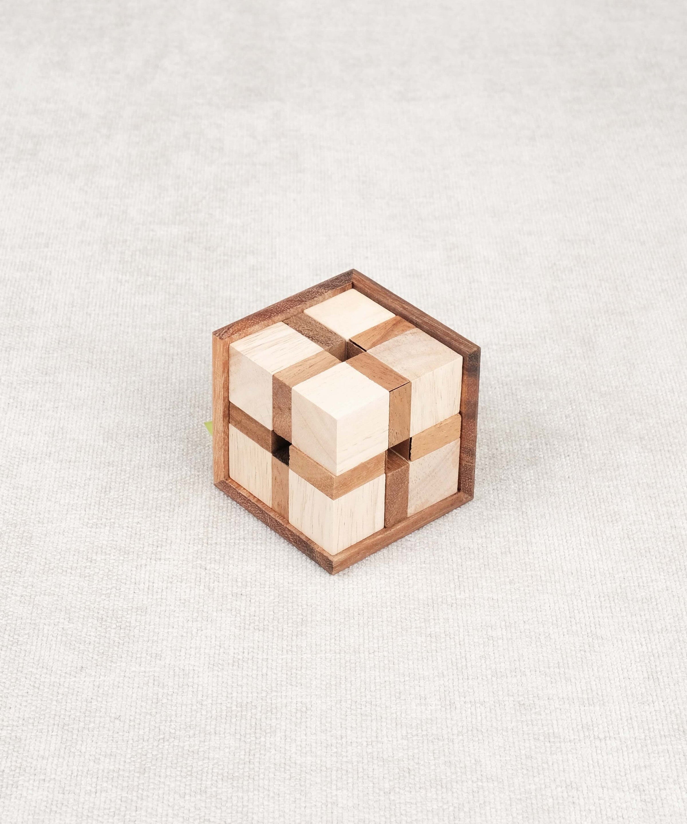 Image principale (produit assemblé) : Casse-tête en bois 24 Triangles – gamme “Ça se complique”