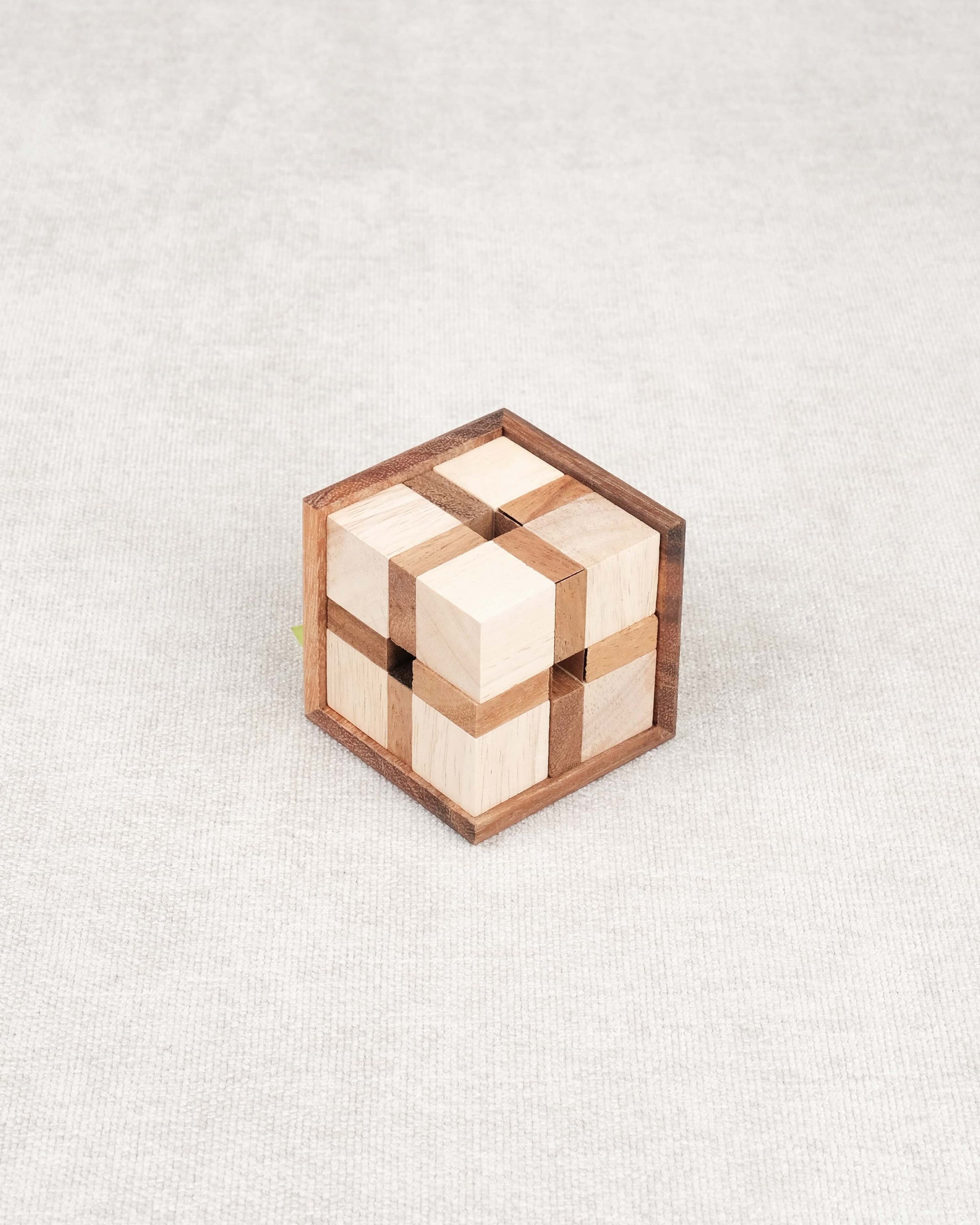 Image principale (produit assemblé) : Casse-tête en bois 24 Triangles – gamme “Ça se complique”