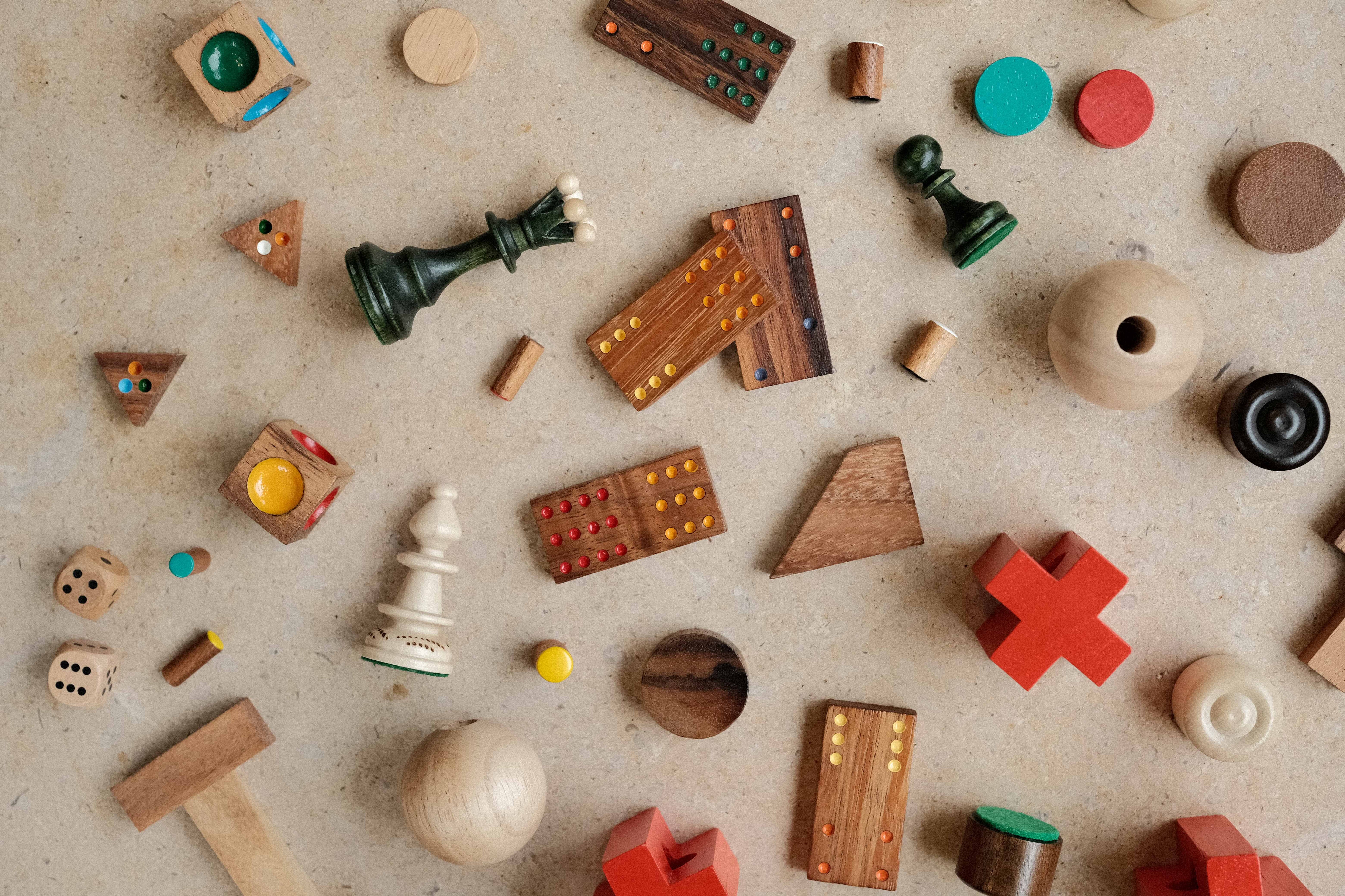 photos de pions de jeux en bois et pièces de casse têtes enfants et adultes en bois colorés