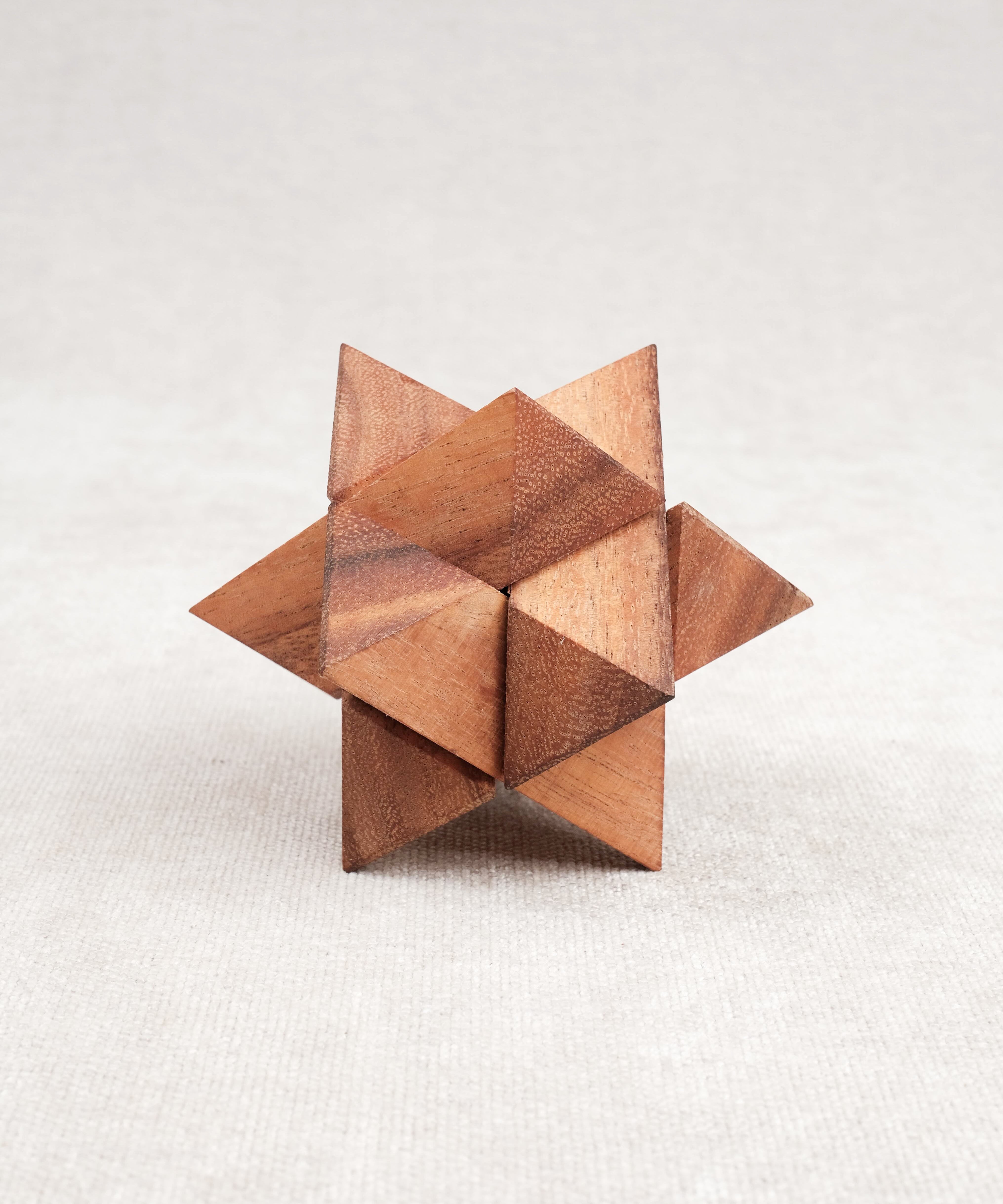 Casse-tête en bois La Star — puzzle à démonter et remonter, format compact.