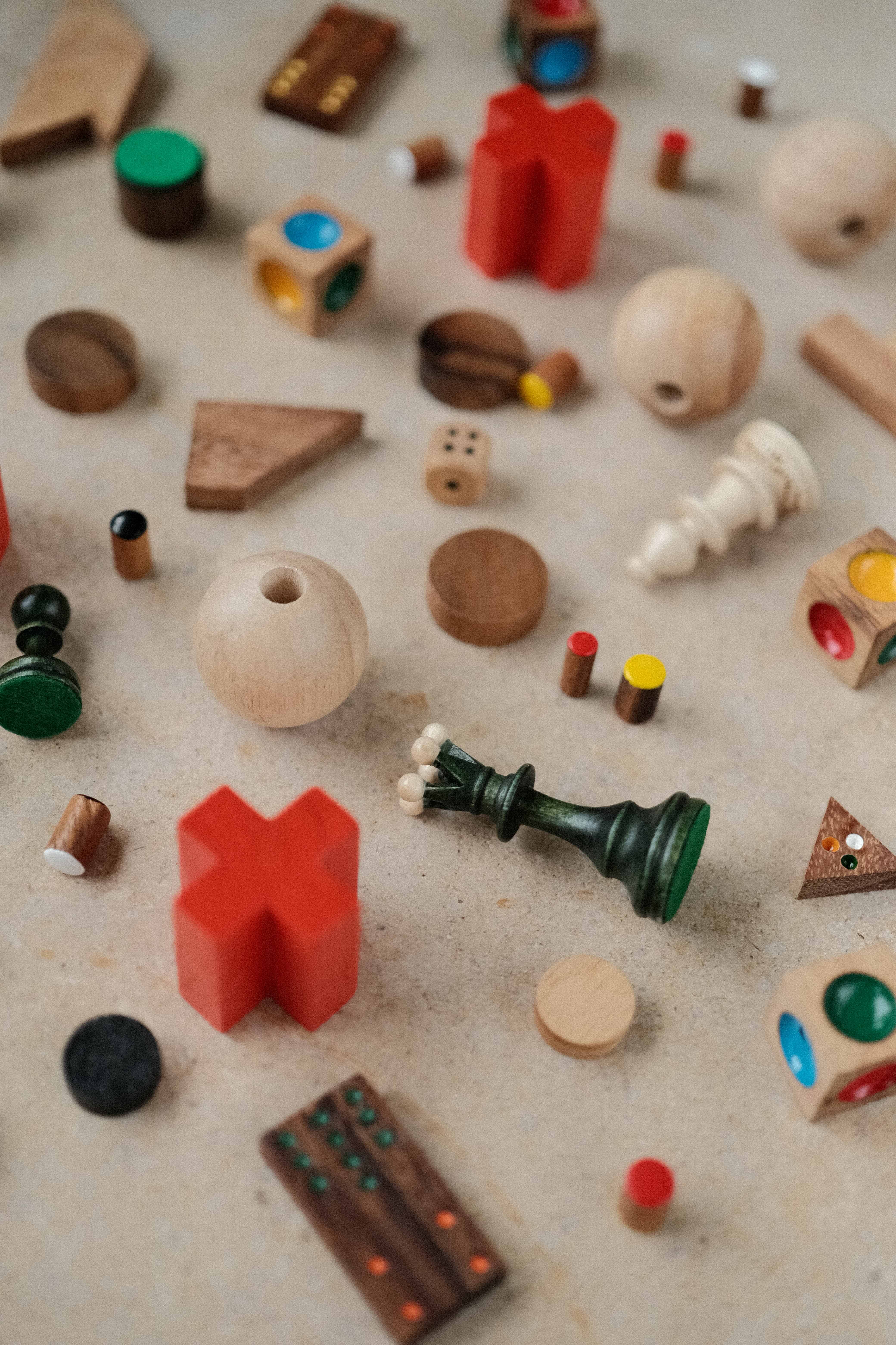 photos de pions de jeux en bois et pièces de casse têtes enfants et adultes en bois colorés