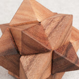 Détail du casse-tête en bois La Star, assemblage précis.