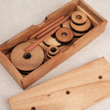 Vue du dessus du Casse-tête en bois La Tour de Hanoï disques rangés dans coffret