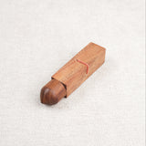 Mini casse-tête Bâtonnet du Diable en bois acacia – élastique rouge visible.