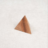 Mini casse-tête Pyramide en bois acacia – cube monté en 2 pièces.