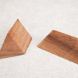 Pyramide en bois acacia démontée en deux parties triangulaires.