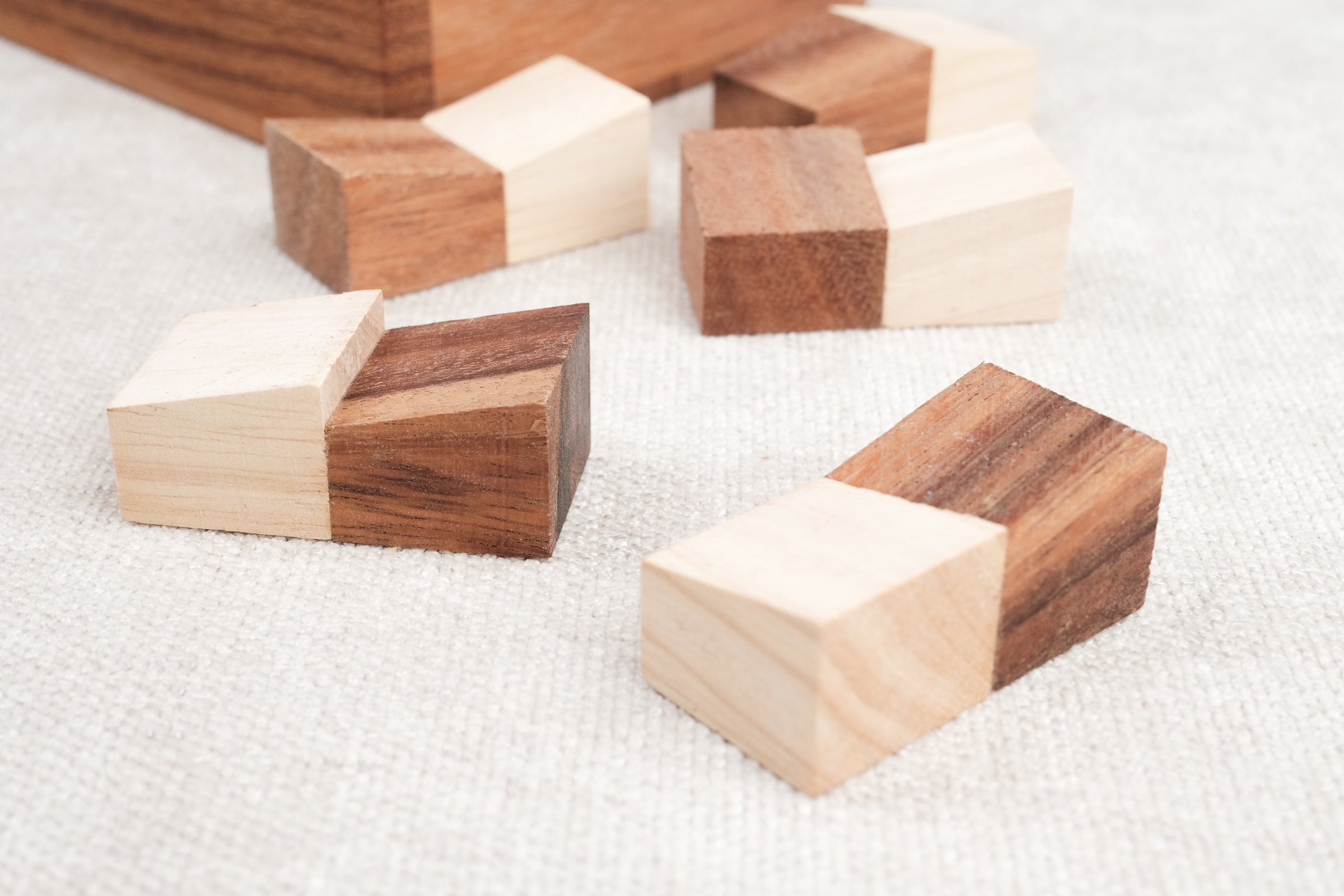 Casse-tête Le Damier – pièces cubiques en bois séparées hors du coffret