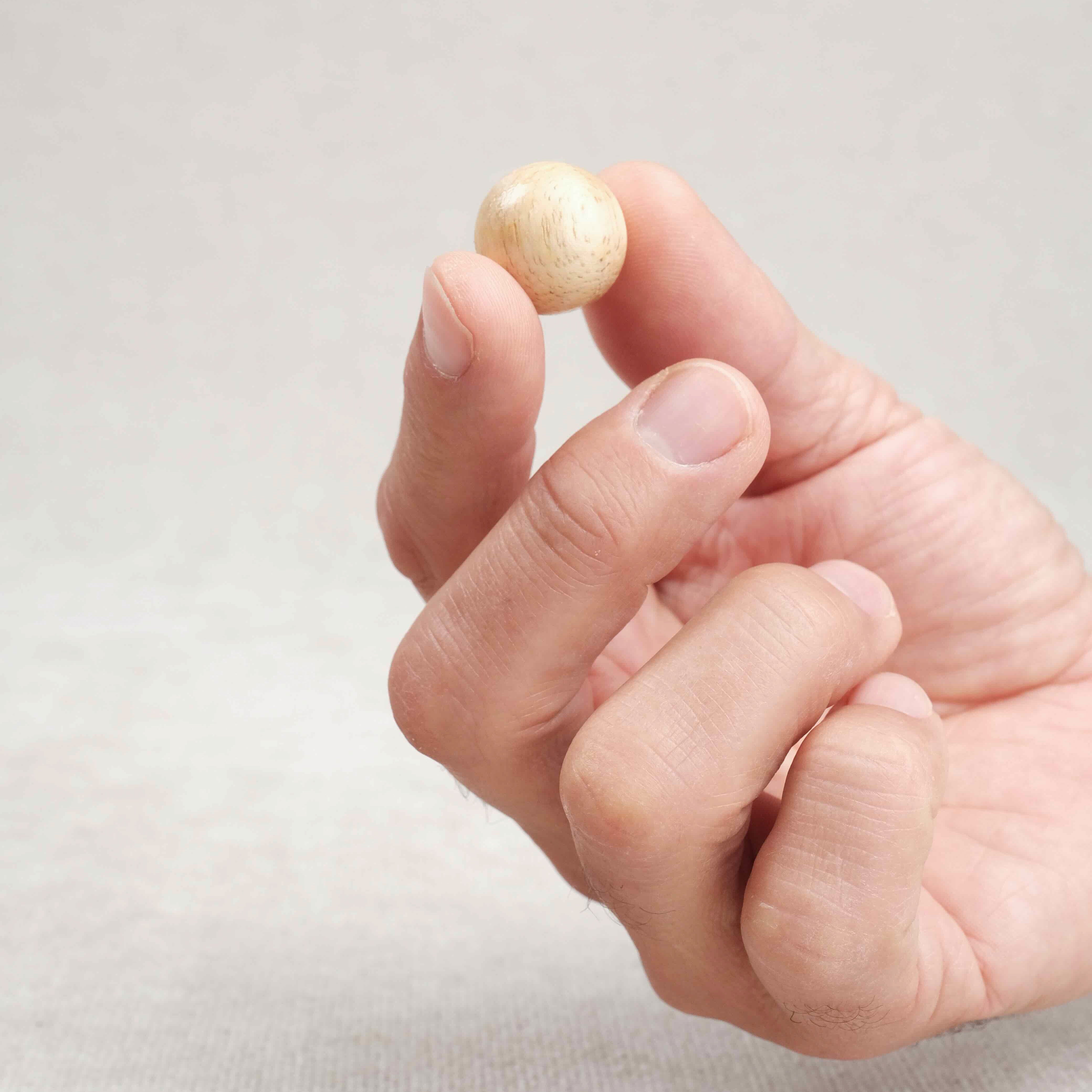 Main tenant un pion de Solitaire