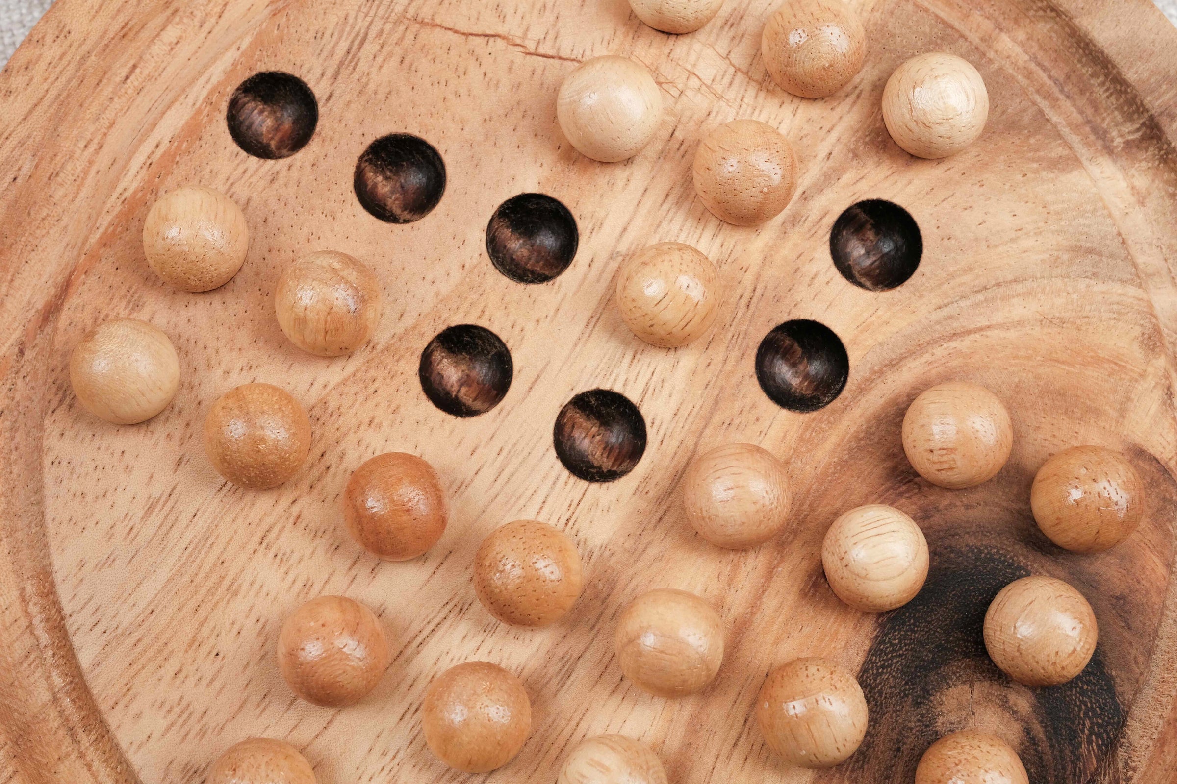 Plateau du Solitaire rond format M en bois avec pions en place – Jeux Faugère