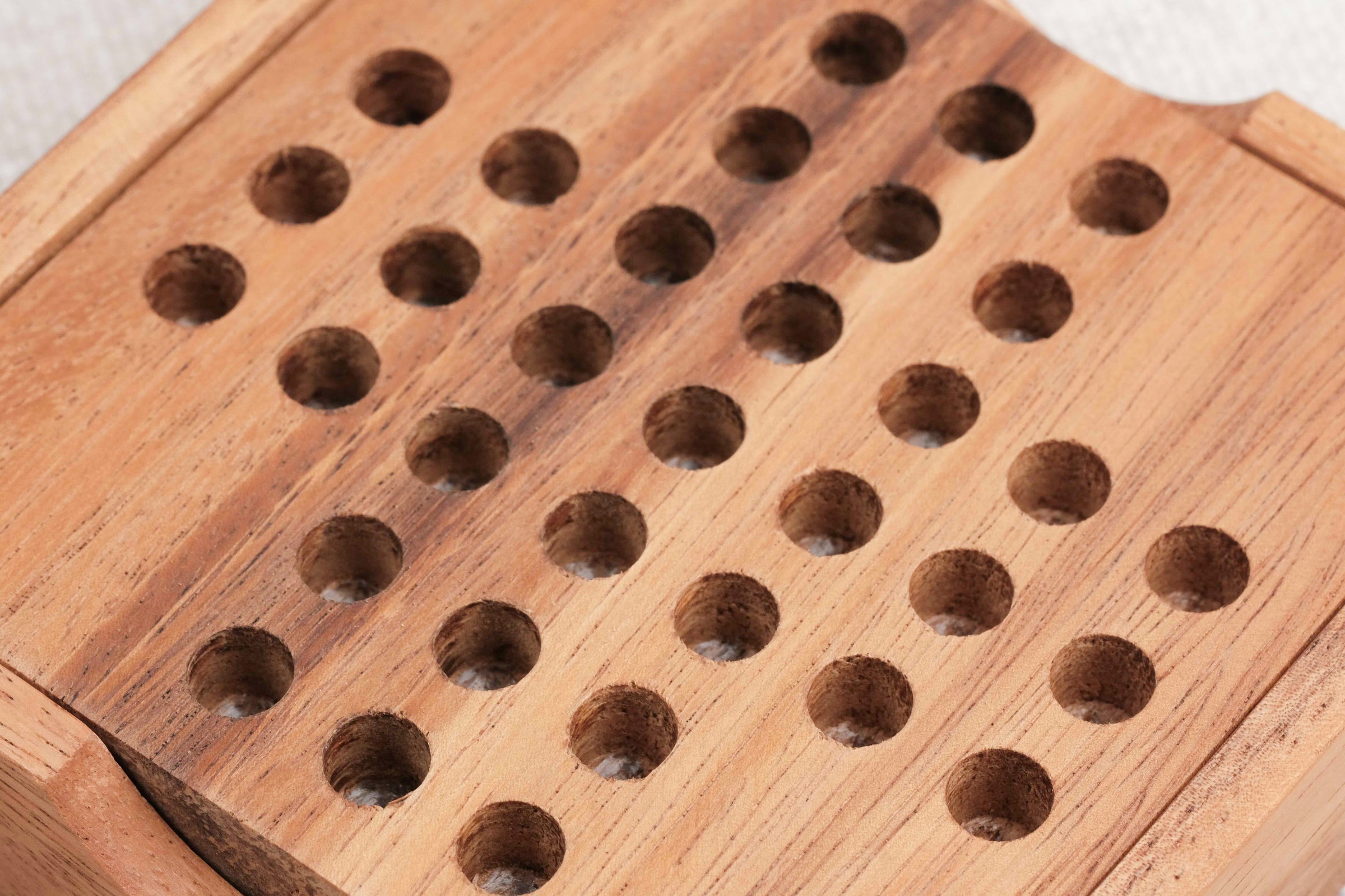 Plateau du Solitaire format voyage S en bois avec pions jaunes en place – Jeux Faugère