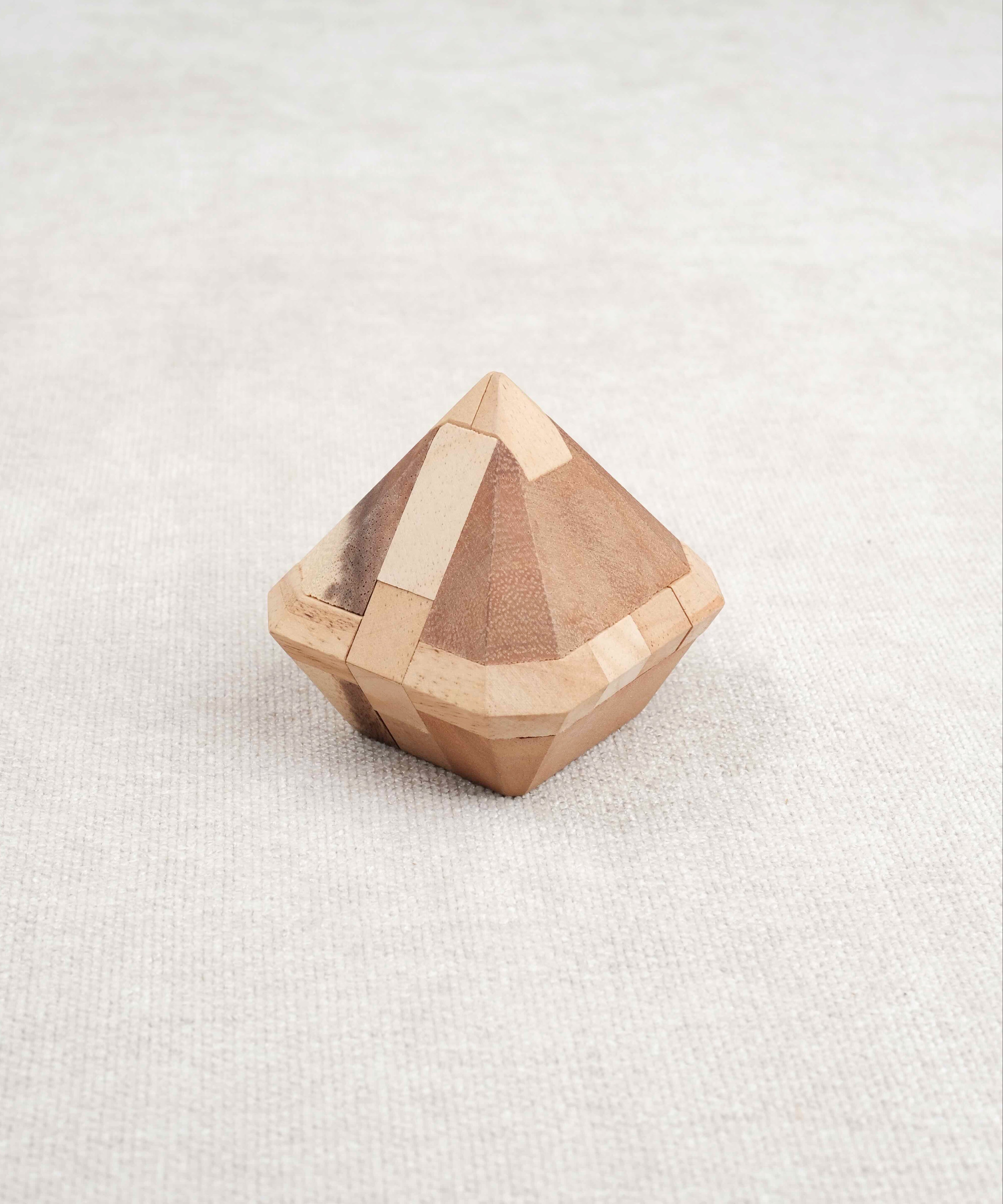Casse-tête en bois Le Diamant – puzzle 3D en forme de cristal à démonter et remonter