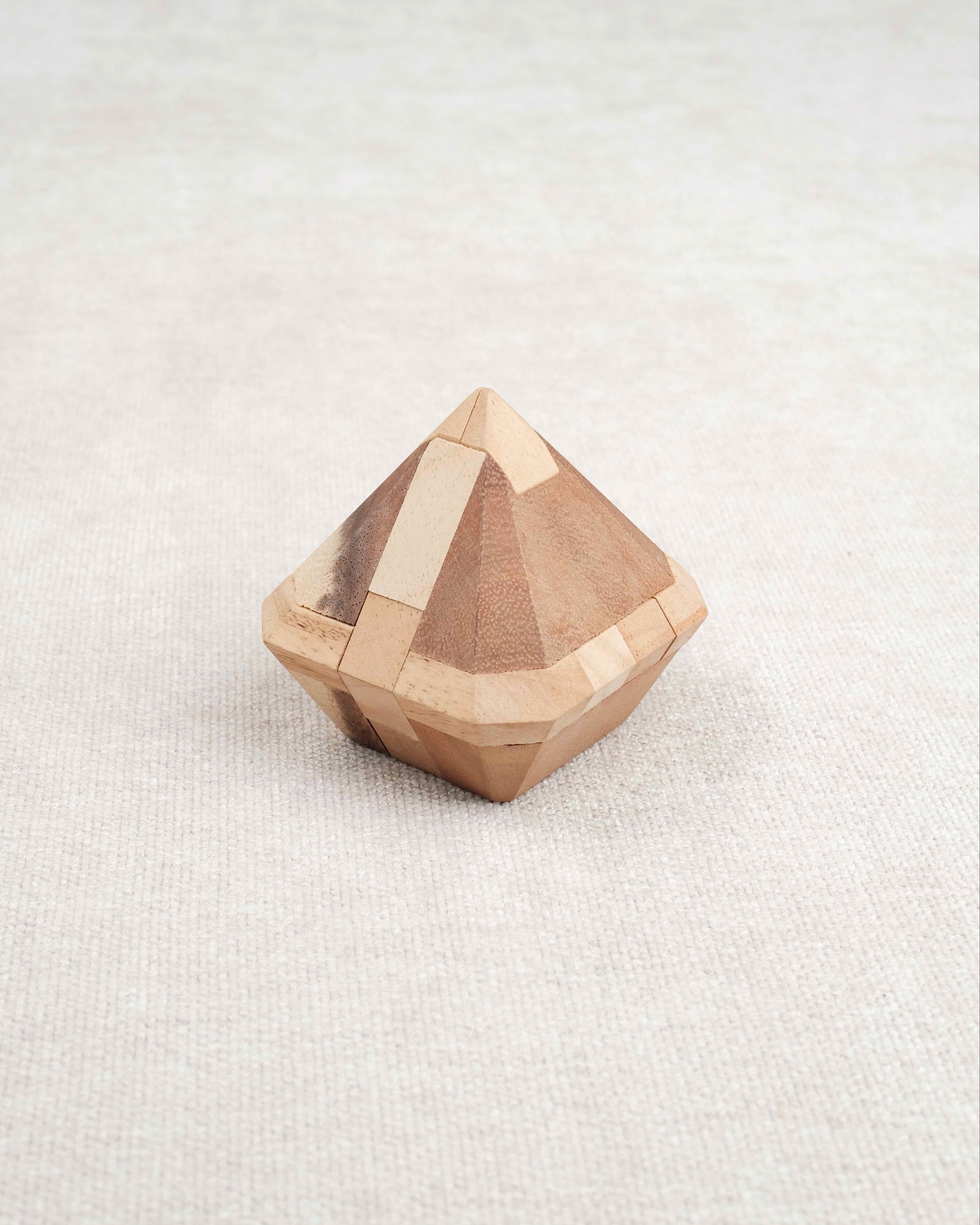 Casse-tête en bois Le Diamant – puzzle 3D en forme de cristal à démonter et remonter