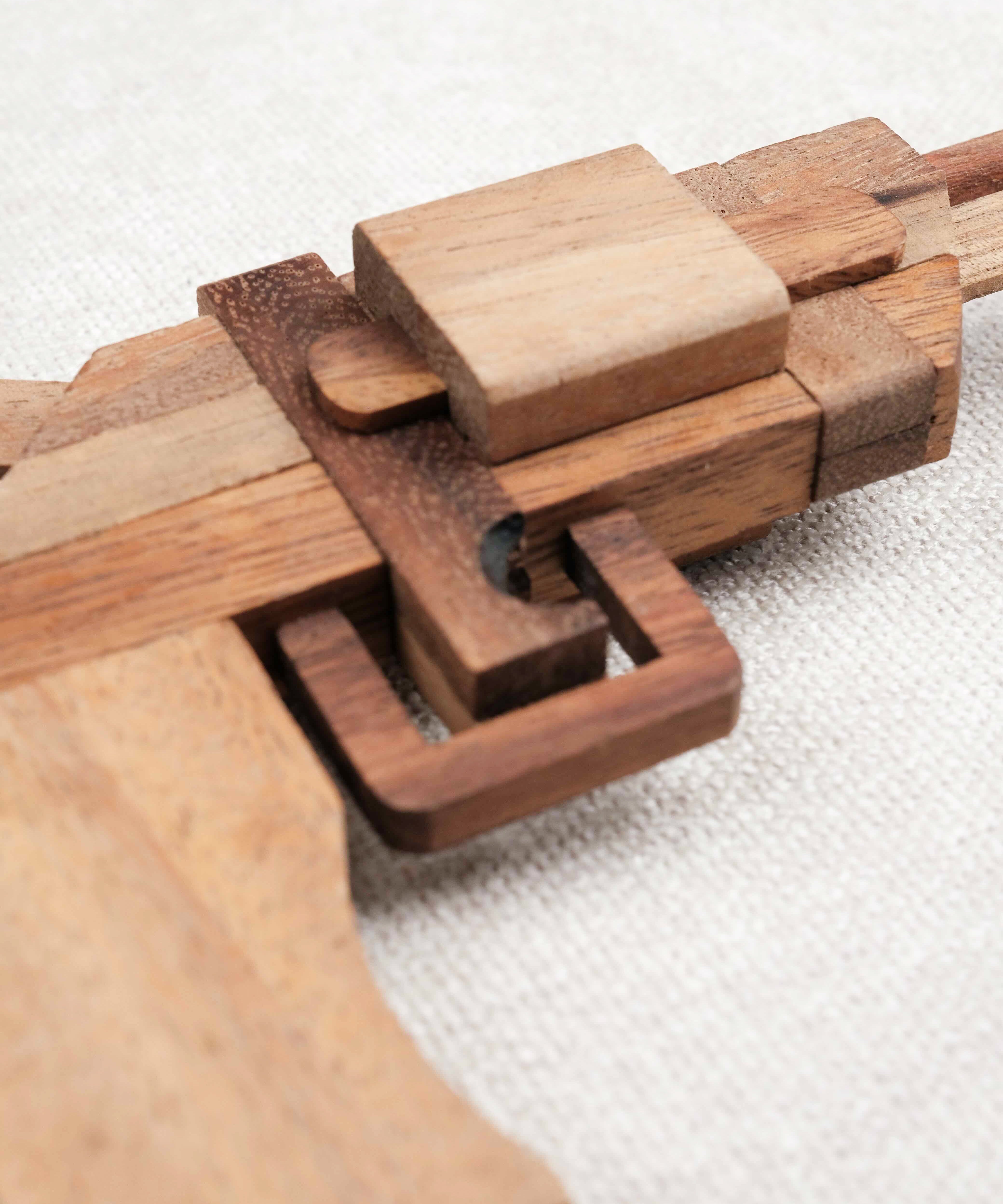 Casse-tête Le Pistolet en bois – détail du puzzle avec pièces imbriquées
