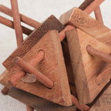 Casse-tête en bois Super Tipi – détail des pièces triangulaires et tiges en bois