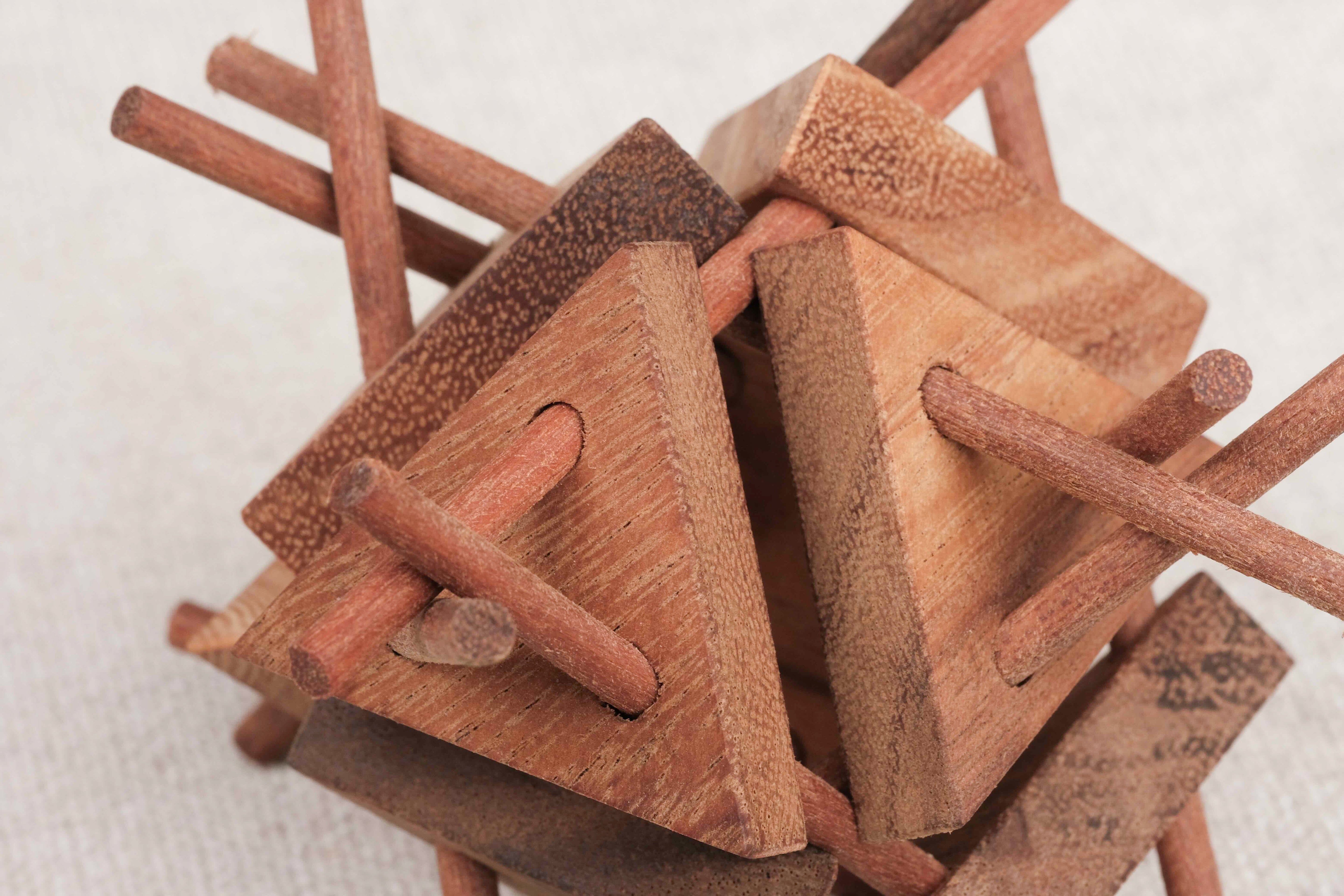 Casse-tête en bois Super Tipi – détail des pièces triangulaires et tiges en bois