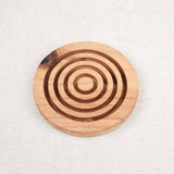 Vue d’ensemble du jeu d’adresse Labyrinthe en bois circulaire avec ses rainures concentriques – Jeux Faugère