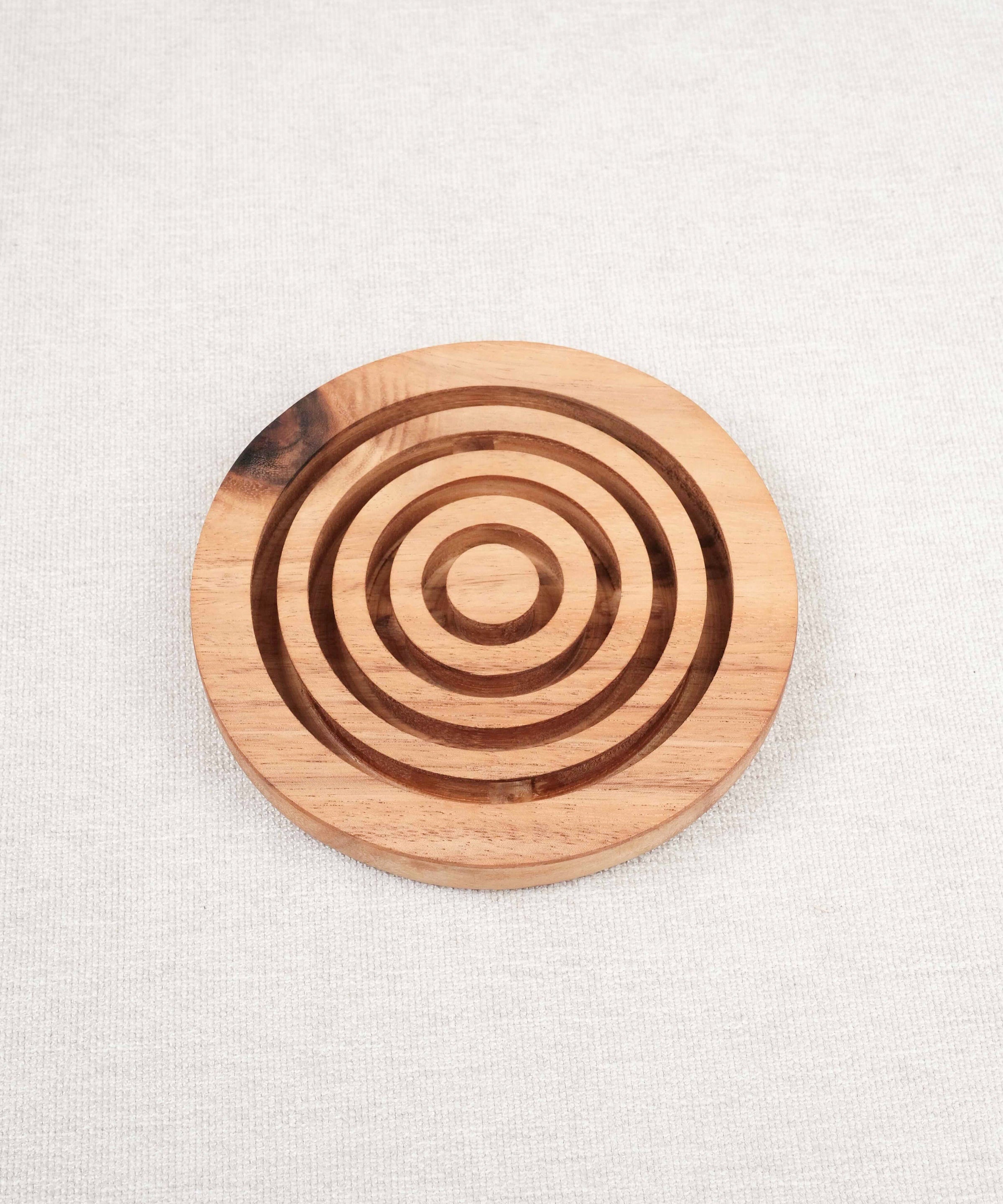 Vue d’ensemble du jeu d’adresse Labyrinthe en bois circulaire avec ses rainures concentriques – Jeux Faugère
